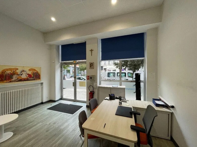 Retail in Villeurbanne for lease - Interior Photo - Image 2 of 6