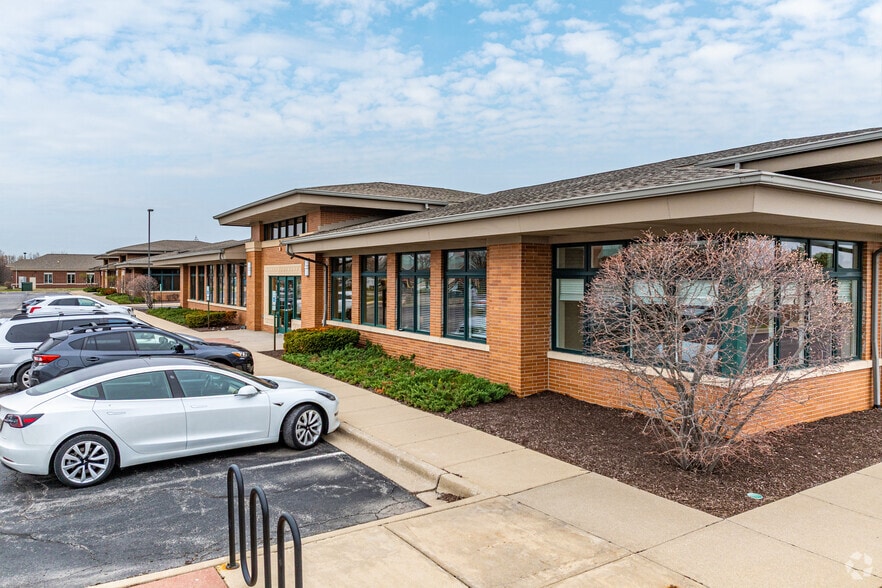 3420 Lacrosse Ln, Naperville, IL for lease - Building Photo - Image 1 of 11