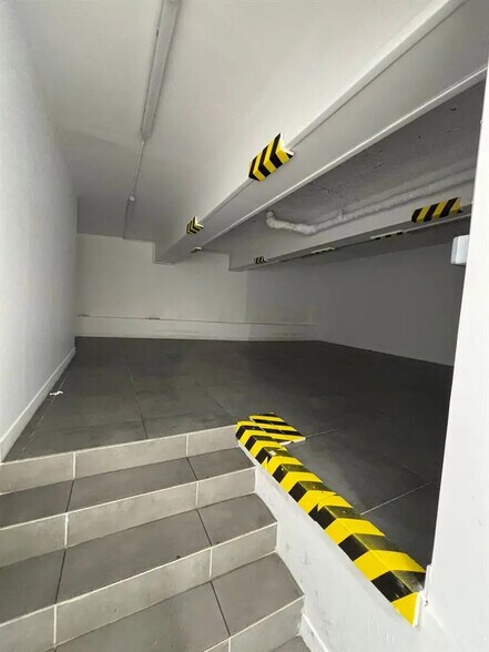 Retail in Clichy for lease - Interior Photo - Image 3 of 10