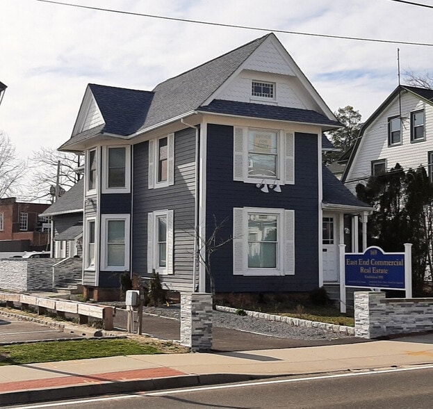 169 Roanoke Ave, Riverhead, NY for sale - Building Photo - Image 3 of 11