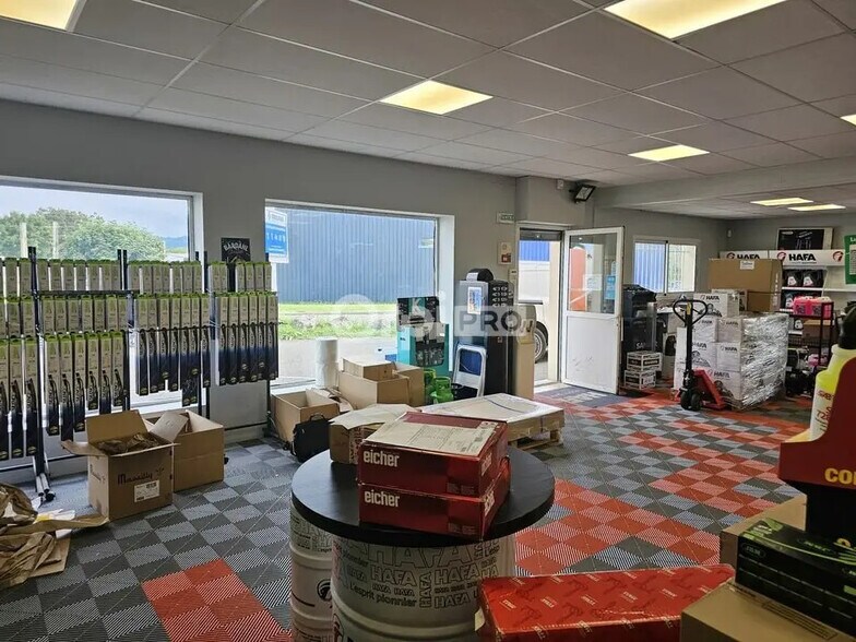 Retail in Lescar for lease - Interior Photo - Image 2 of 3