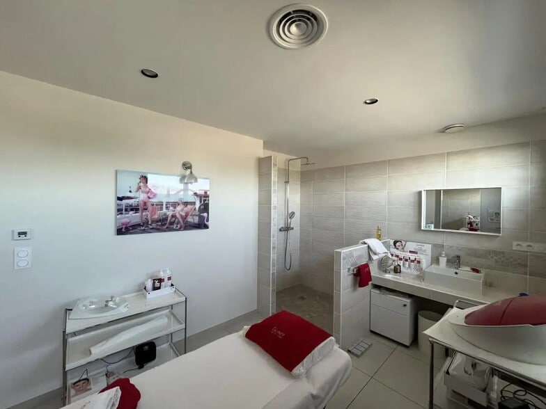 Office in Le Pradet for sale - Building Photo - Image 2 of 6