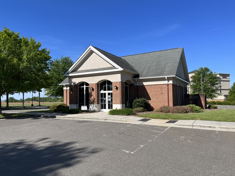 136 Twin Oaks Rd, Dobson, NC for lease - Building Photo - Image 1 of 19