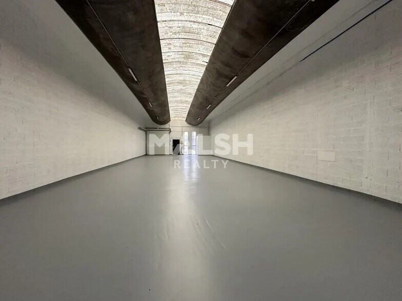 Flex in Saint-Priest for lease - Interior Photo - Image 1 of 5