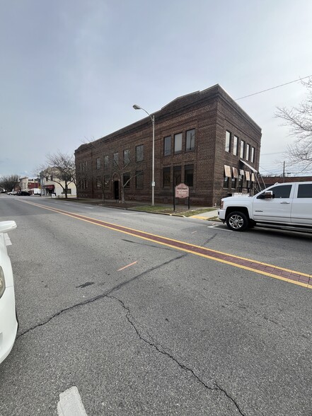 201 W Market St, Kingsport, TN for lease - Primary Photo - Image 1 of 1