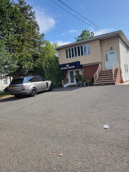 4622 Amboy Rd, Staten Island, NY for lease - Building Photo - Image 1 of 11