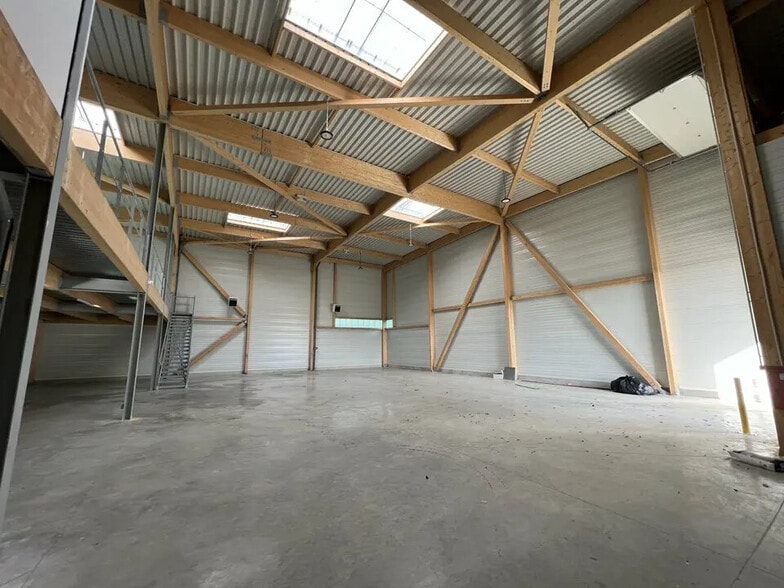 Flex in Chanteloup-en-Brie for lease - Building Photo - Image 3 of 8