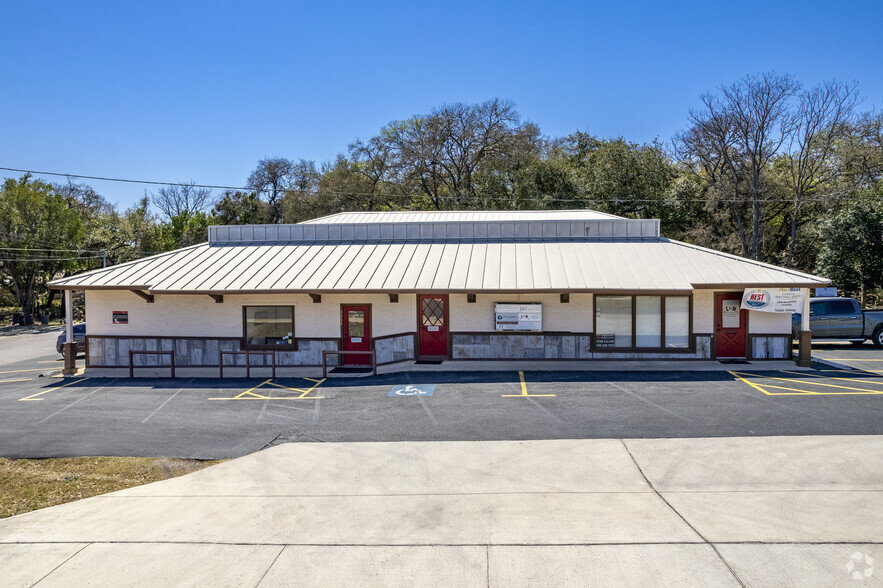 1111 N Walnut Ave, New Braunfels, TX for lease - Building Photo - Image 2 of 16