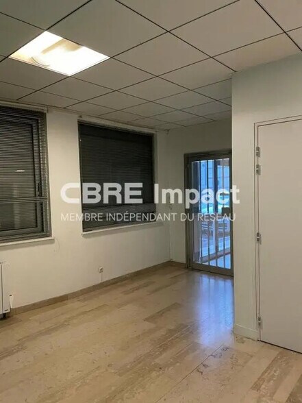 Office in Reims for lease - Interior Photo - Image 2 of 5
