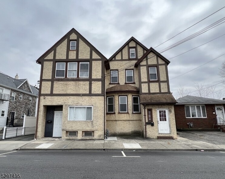 54 Stuyvesant Ave, Lyndhurst, NJ for sale - Primary Photo - Image 1 of 13