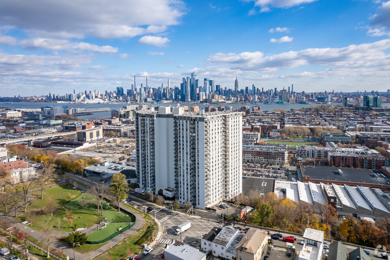 100 MANHATTAN Ave, Union City, NJ 07087