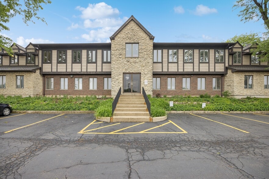 2050 Larkin Ave, Elgin, IL for lease - Building Photo - Image 2 of 15