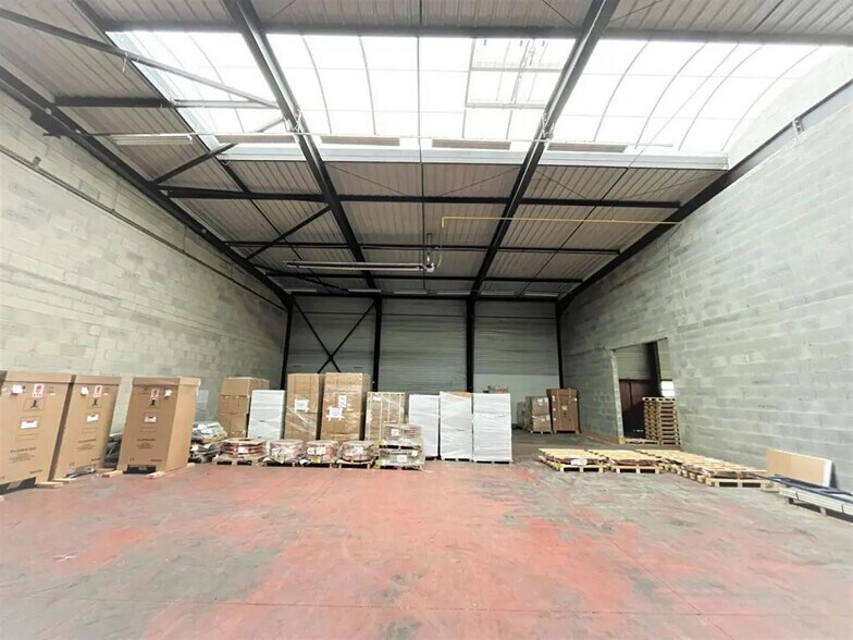 Industrial in Besançon for lease - Interior Photo - Image 1 of 3