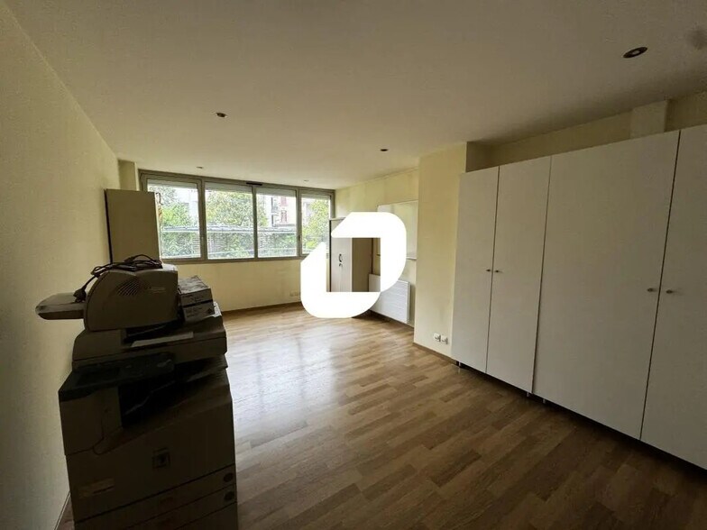 30 Cours Becquart Castelbon, Voiron for lease - Interior Photo - Image 3 of 12