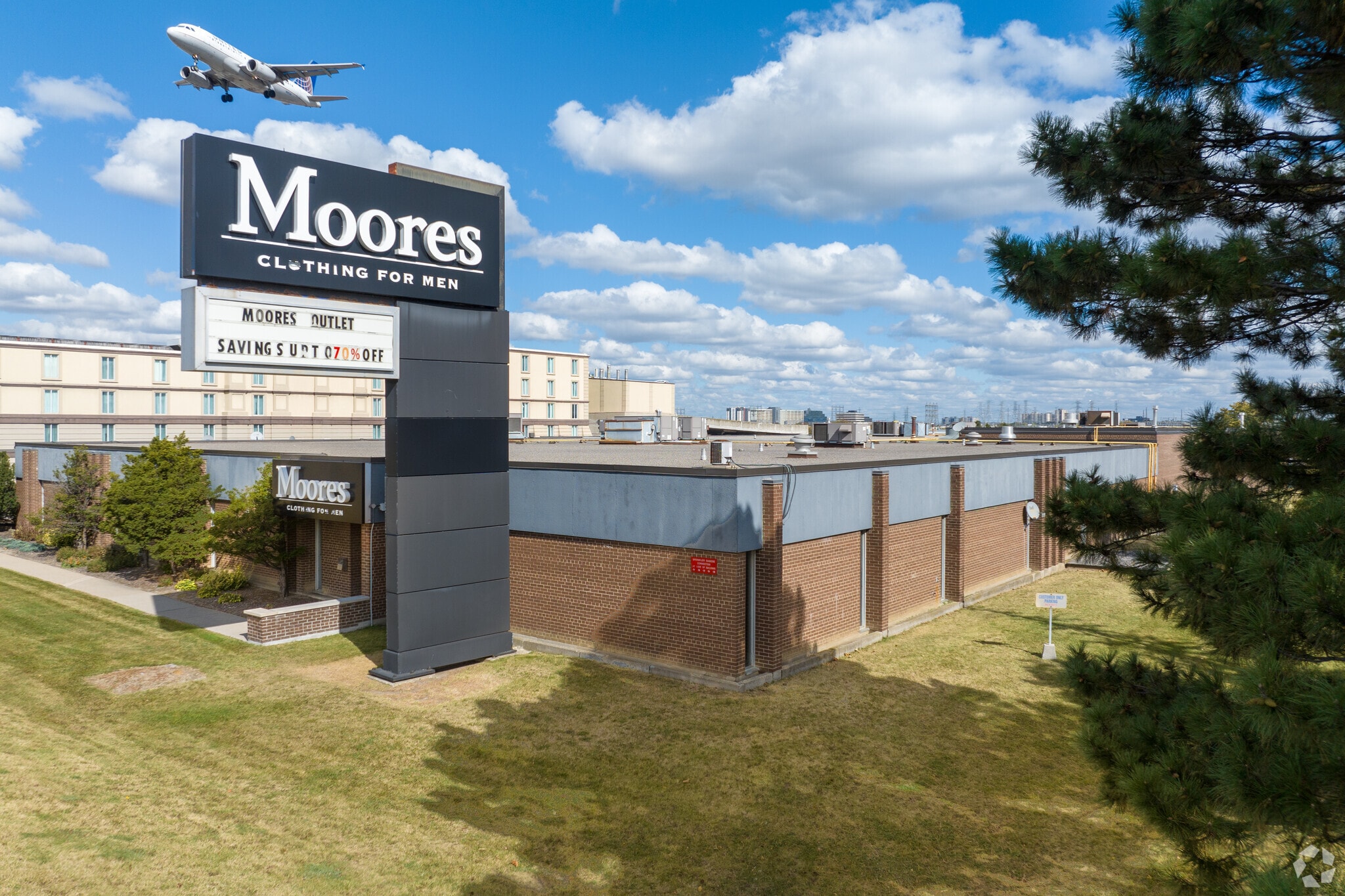 129 Carlingview Dr, Toronto, ON for lease Primary Photo- Image 1 of 8