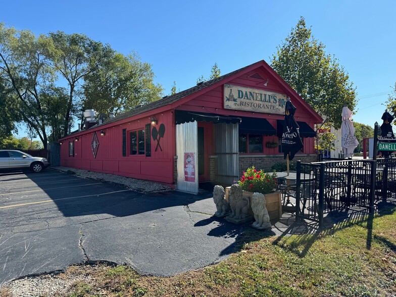 228 E Washington St, Oswego, IL for sale - Building Photo - Image 1 of 6