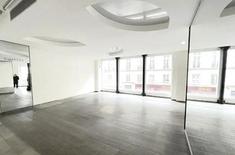 Retail in Paris for lease Interior Photo- Image 1 of 2