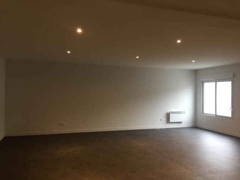 Office in Poitiers for lease - Interior Photo - Image 2 of 3