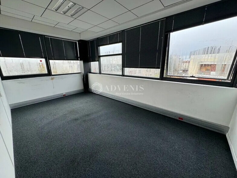 Office in Chelles for lease - Interior Photo - Image 3 of 6