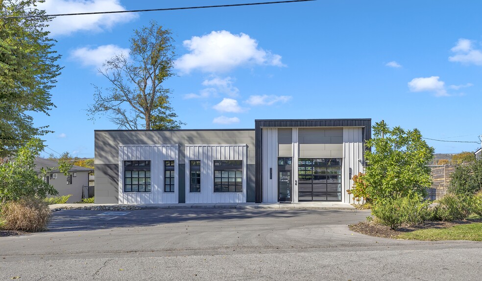 2015 Gladstone Ave, Nashville, TN for sale - Building Photo - Image 1 of 18