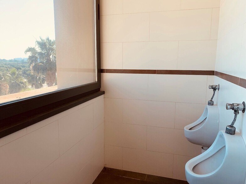 Office in Santiponce for lease - Building Photo - Image 3 of 20