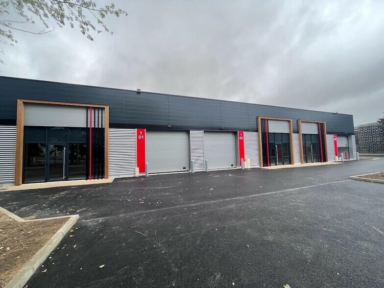 Flex in Éragny for lease - Building Photo - Image 1 of 22