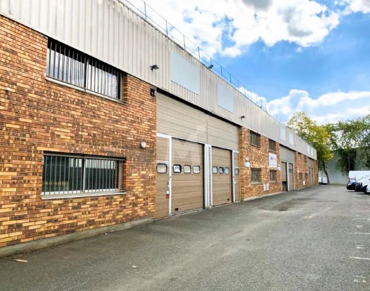 Flex in Lisses for lease - Building Photo - Image 1 of 9