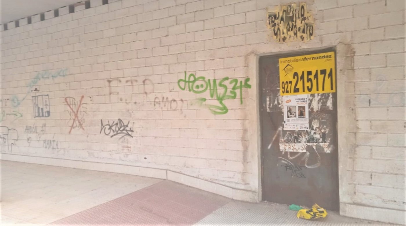 Retail in Cáceres for lease Building Photo- Image 1 of 2