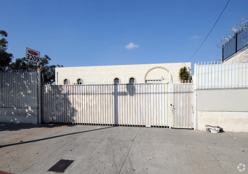 3209 S Main St, Los Angeles, CA for lease - Building Photo - Image 2 of 7