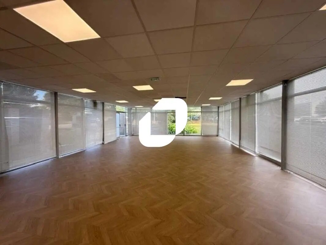 Office in Osny for lease Building Photo- Image 1 of 33