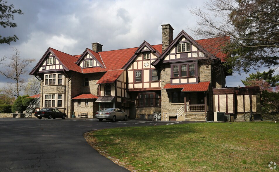 7425 Old York Rd, Elkins Park, PA 19027