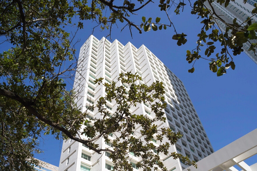 801 Brickell Ave, Miami, FL for lease - Building Photo - Image 1 of 28