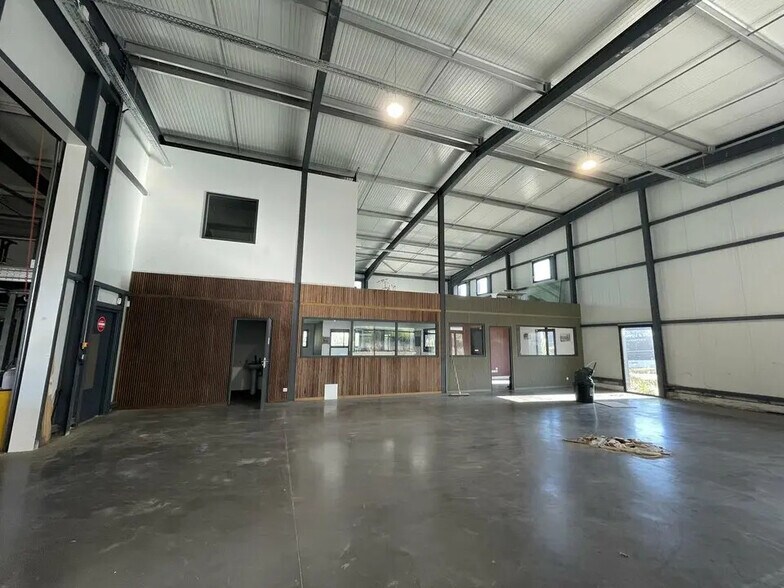 Flex in Saint-Loubès for lease - Building Photo - Image 2 of 10