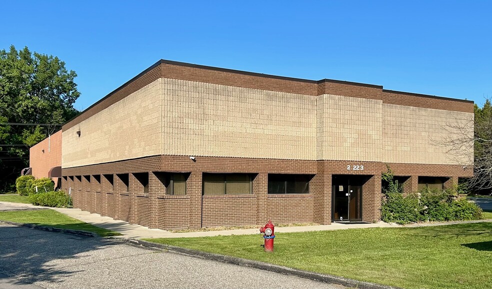 21223 Hilltop St, Southfield, MI for sale - Building Photo - Image 1 of 10