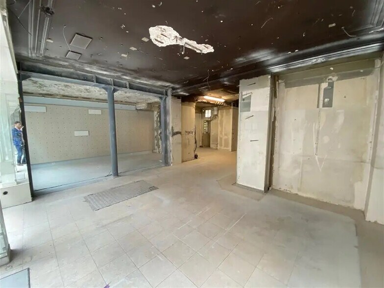 Retail in Paris for lease - Building Photo - Image 2 of 5