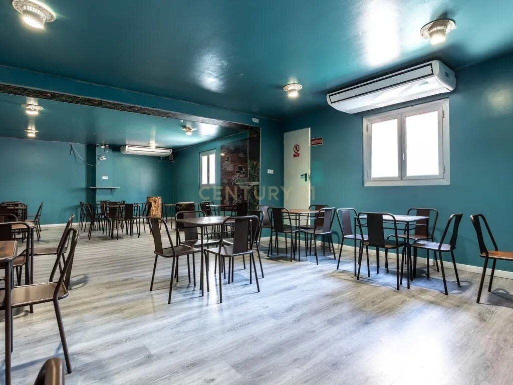 Barcelona, BAR 08042 - Unit 1 - - Interior Photo - Image 2 of 9
