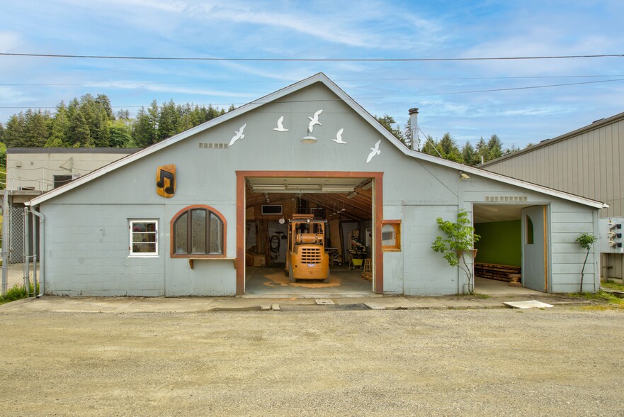 563 Winchester Ave, Reedsport, OR for sale - Primary Photo - Image 1 of 14