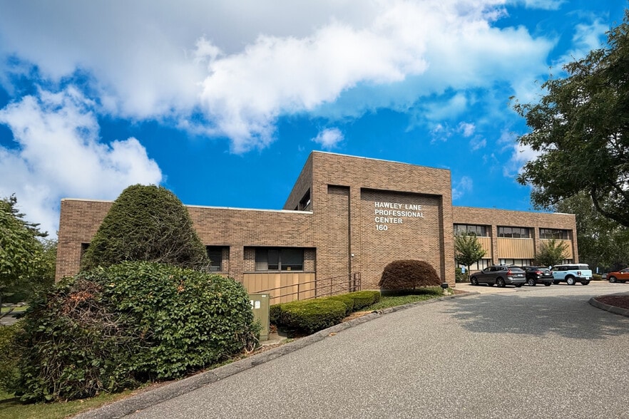 160 Hawley Ln, Trumbull, CT for lease - Building Photo - Image 1 of 17