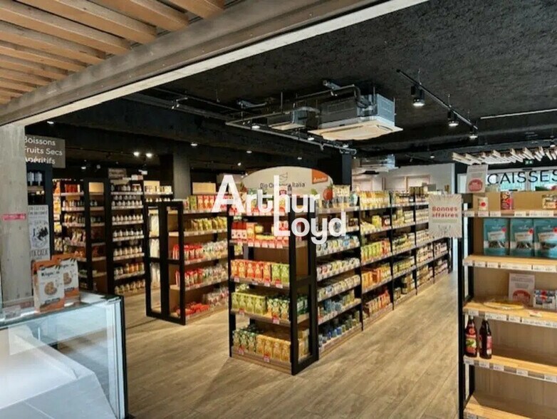 Retail in Mandelieu-la-Napoule for lease - Interior Photo - Image 3 of 6