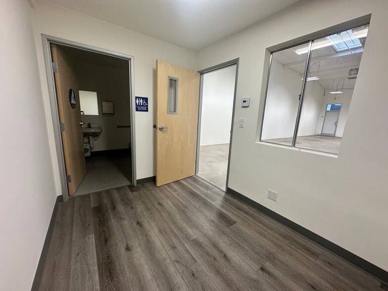 14723-14825 Oxnard St, Van Nuys, CA for lease - Building Photo - Image 2 of 11