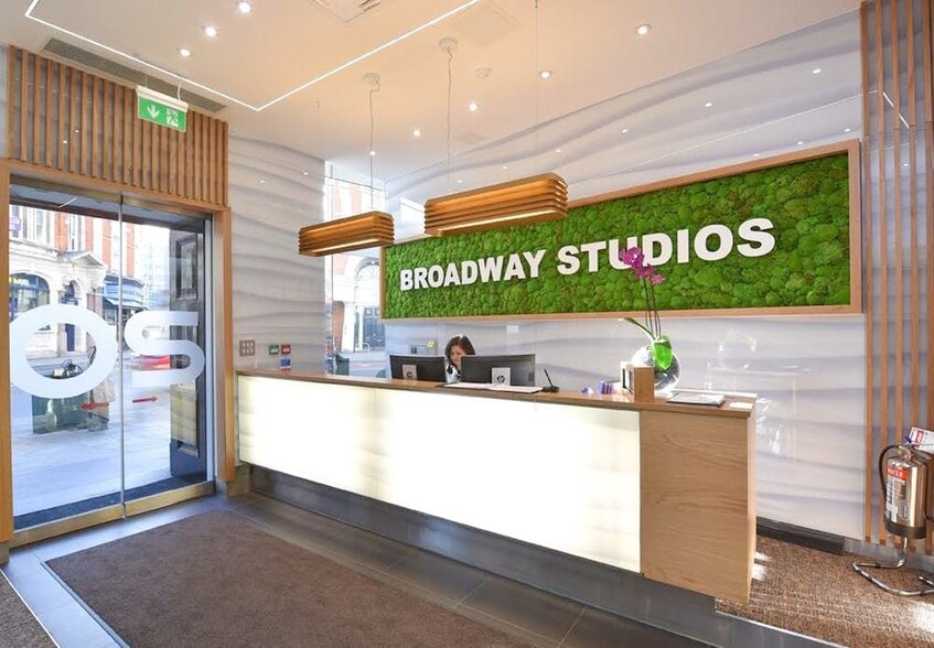 20 Hammersmith Broa, London for lease - Building Photo - Image 2 of 14