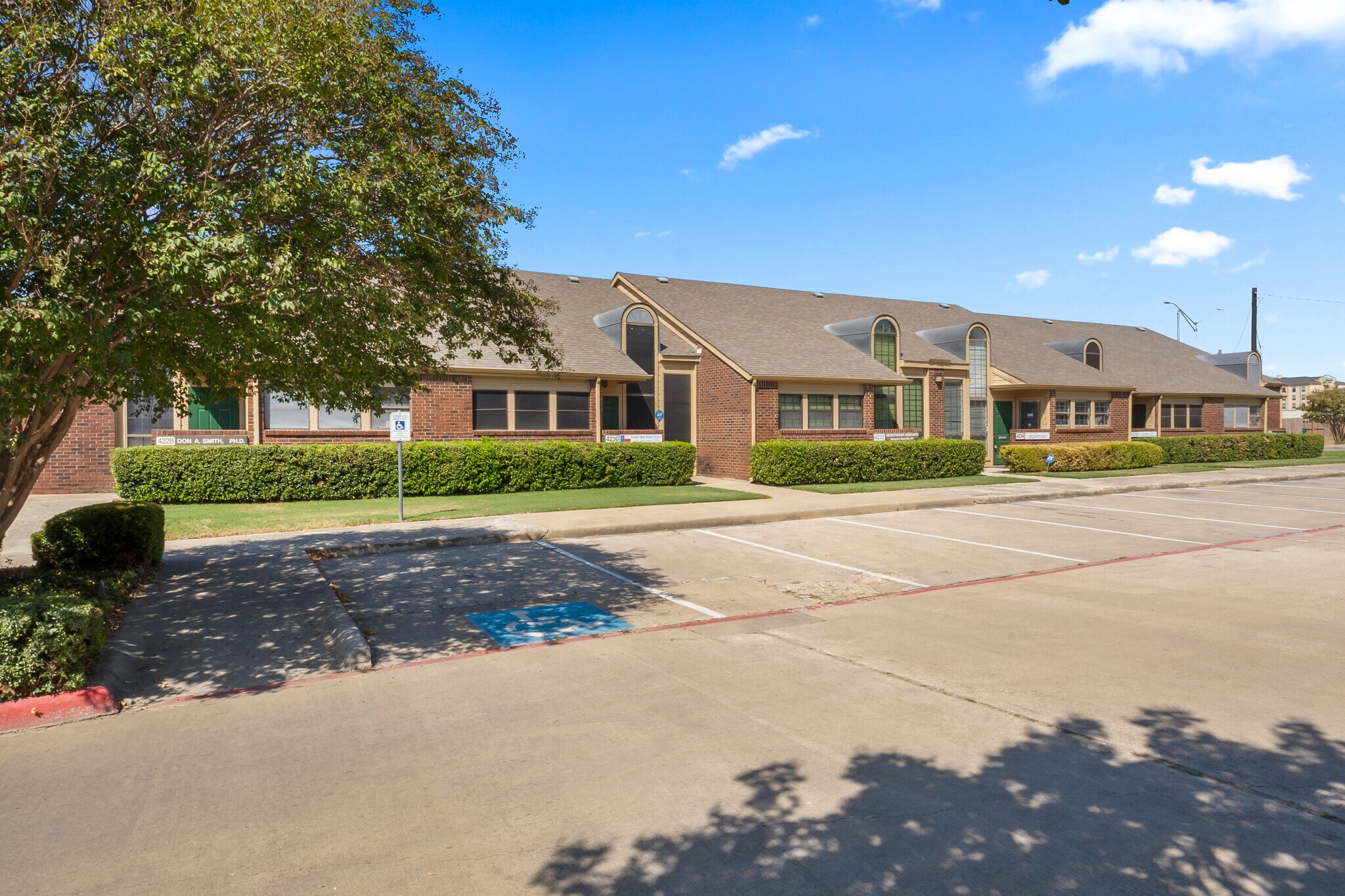 4234 N Interstate 35, Denton, TX 76207 Greenway Professional Offices