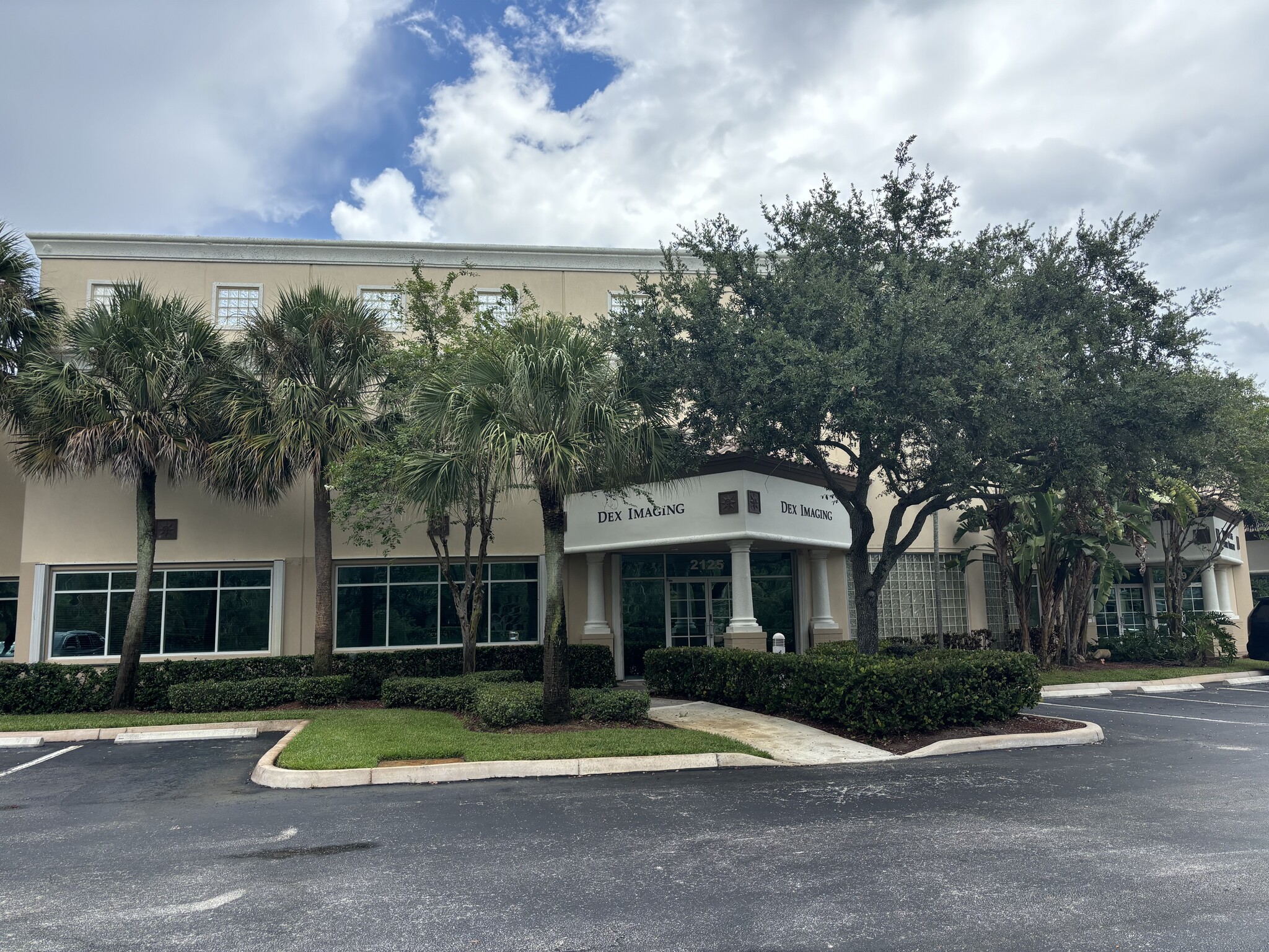 2101-2151 N Commerce Pky, Weston, FL for lease Building Photo- Image 1 of 7