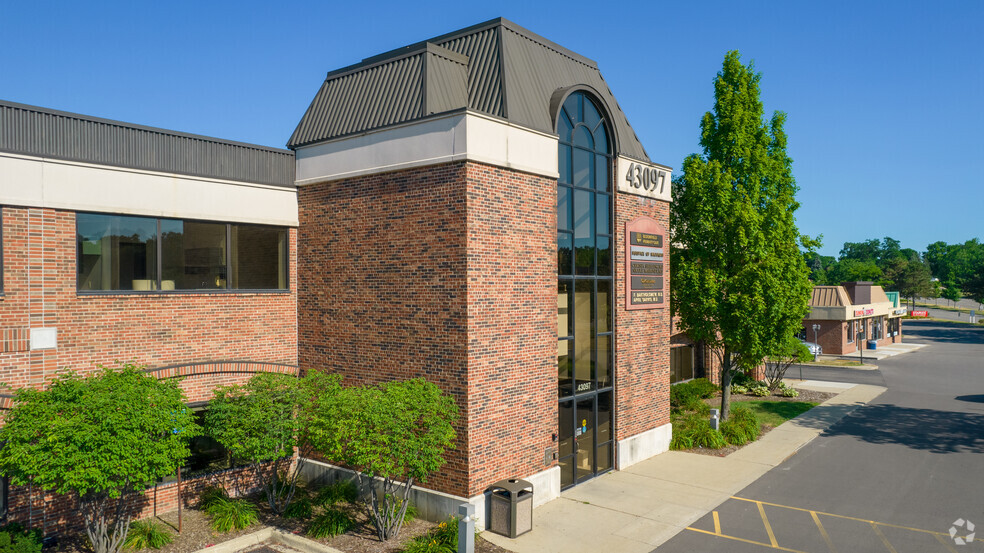 43097 Woodward Ave, Bloomfield Hills, MI for lease - Building Photo - Image 1 of 6