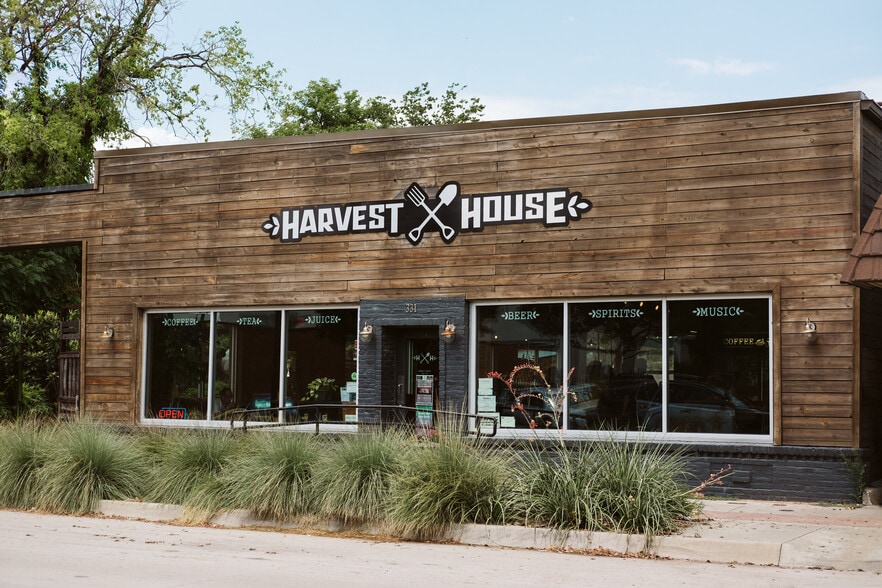 331 E Hickory St, Denton, TX for sale - Building Photo - Image 1 of 2