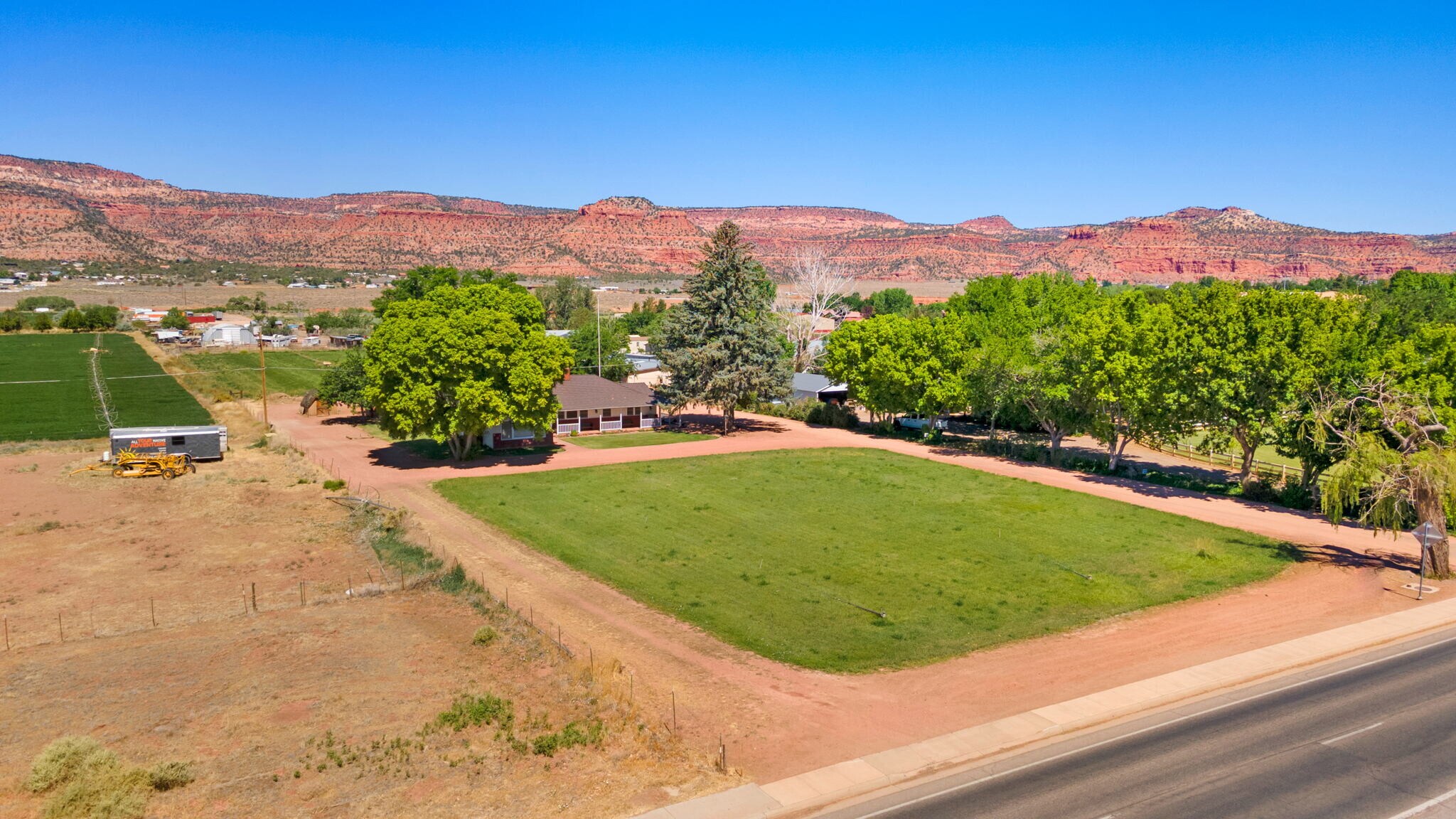 818 89a, Kanab, UT 84741 KANAB Commercial / Multifamily Land w house