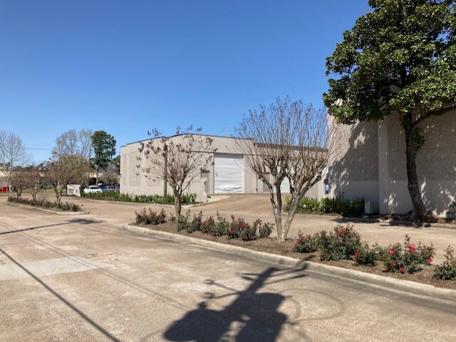 3572-3580 E TC Jester Blvd, Houston, TX for lease - Building Photo - Image 2 of 10