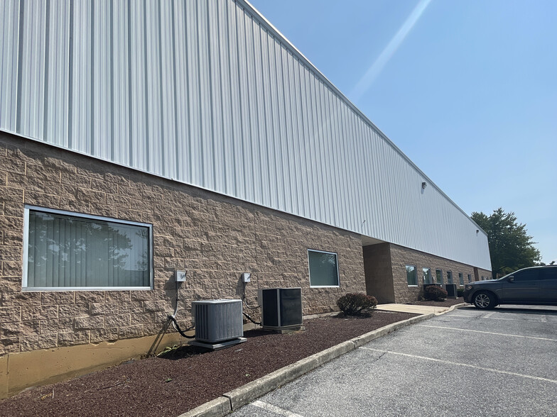 759 Roble Rd, Allentown Airport Branch, PA for lease - Building Photo - Image 3 of 9