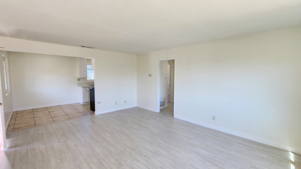 2325 Angela St, Pomona, CA for sale - Interior Photo - Image 3 of 67