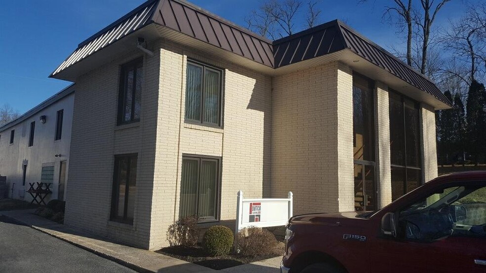 681 Knight Rd, Harrisburg, PA for lease - Building Photo - Image 1 of 3